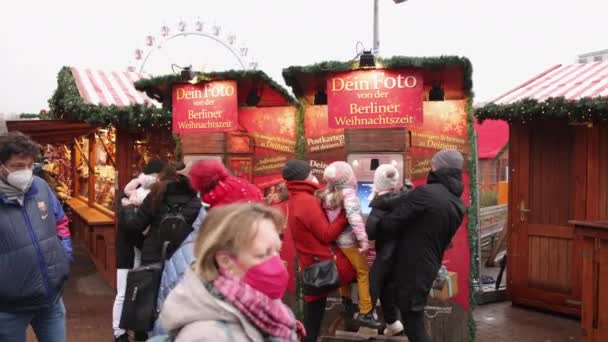 Berlin Deutschland Dezember 2021 Selbstbedienungskiosk Ihre Fotos Fotoautomat Fotokabine Retro — Stockvideo
