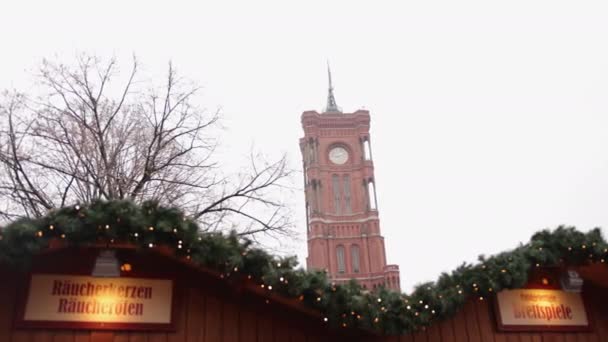 红城市政厅 Rotes Rathaus砖楼 位于贝林斯密特区的红色市政厅外陈列着圣诞装饰品 前面有一家装饰过节日的商店 — 图库视频影像