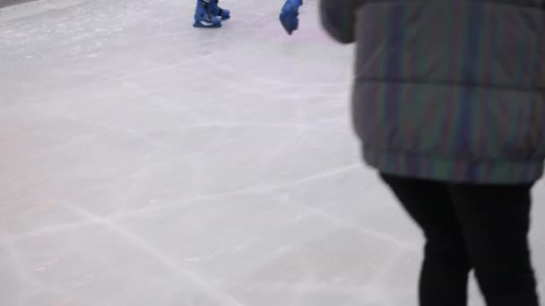 아이스 스케이팅 사람들 사람들이 링크에 스케이트 베를린 크리스마스 겨울에 스케이트 — 비디오