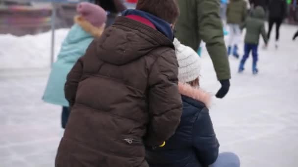 Zajęcia Świeżym Powietrzu Grupa Ludzi Lodowisko Ludzie Jeżdżący Łyżwach Zimą — Wideo stockowe