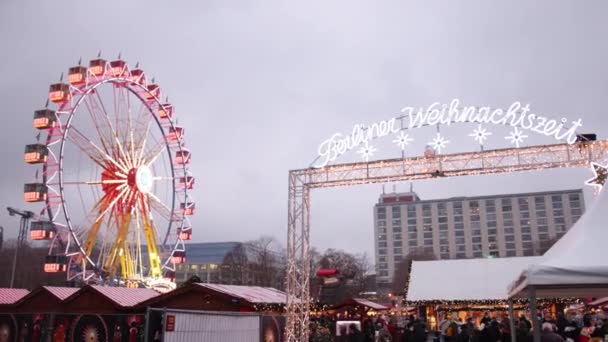 Weihnachtsmärkte Baumschmuck Weihnachtskeramik Christbaumschmuck Auf Europäischem Wintermarkt Kaufen Ist Erfahrung — Stockvideo