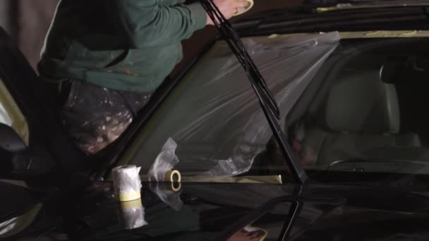 防身面罩 保护表面 技师在涂漆前用胶带包扎砂车 — 图库视频影像