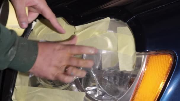 台阶指南 沙丁车 保护表面 预油漆准备涉及用纸张覆盖砂车的机械装置 — 图库视频影像