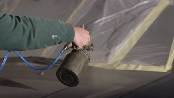 涂料应用 用专用枪在车上喷漆的人 — 图库视频影像