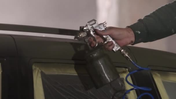 Підготовка Маски Процедури Маски Безпека Маски Пістолетом Розпилювачем Людина Респіраторі — стокове відео