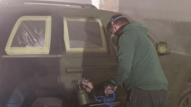 Verfbescherming Paint Gear Verfbereiding Man Het Aantrekken Van Respirator Bezig — Stockvideo