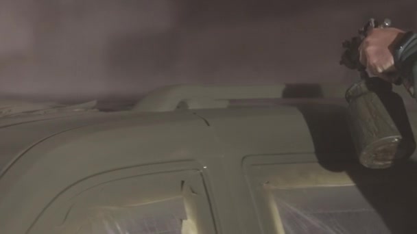 Sicherheitsprotokolle Sicherheitsrichtlinien Sicherheitsverfahren Mann Mit Atemschutzmaske Sprüht Auto — Stockvideo
