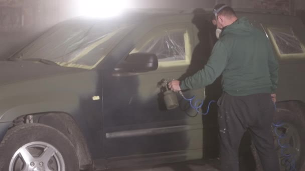 安全程序 安全协议 安全指南 头戴呼吸器的男子小心地用喷枪喷涂汽车 — 图库视频影像
