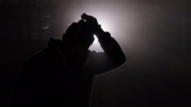 Boya uygulaması, boya koruması, boya malzemesi. Adam araba boyamak üzere, bu yüzden gaz maskesi takarak kendini koruyor..