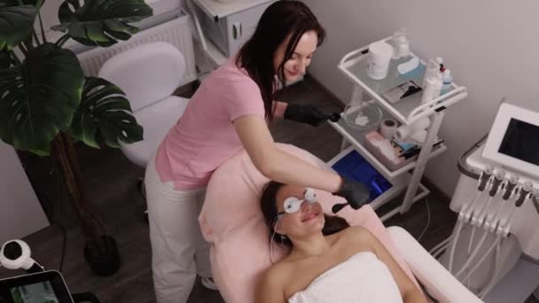 Kontaktgel Epilation Laserbehandlung Haarentfernung Kosmetikerin Die Vor Der Epilation Ultraschallgel — Stockvideo