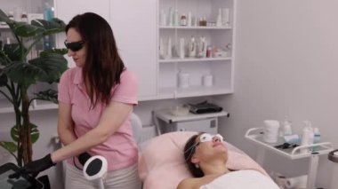 Elos epilasyon, lazer gençleştirme, pürüzsüz cilt. Kozmetik bilimi kavramı, lazer epilasyonu bugün tartışıldı. Spa, epilasyon ve kozmetolojide kadınların bacakları uzun süre lazer tedavisi gördü.
