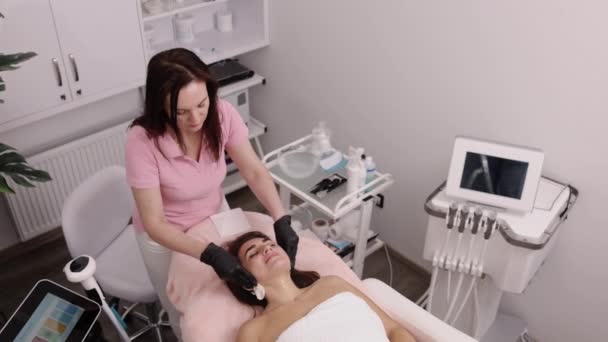 Salon Piękności Terapia Skórna Używanie Serwetek Serwetką Kosmetolog Oczyszcza Kobiecą — Wideo stockowe