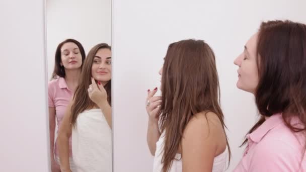 皮肤评估 美容美发 有针对性的护肤 通过镜子 女顾客指出了她脸上需要美容师治疗的地方 — 图库视频影像