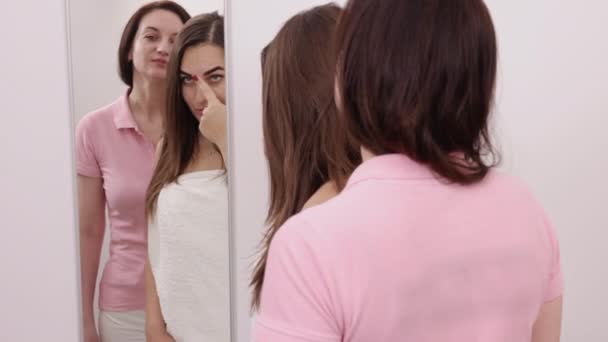 클라이언트 아름다움 고객은 미용사가 치료할 수있는 거울을 통해주의가 필요한 얼굴의 — 비디오