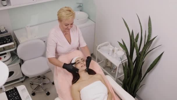 Pele Calmante Técnicas Máscara Cuidado Cosmetologista Procedimento Cosmetologia Envolve Aplicação — Vídeo de Stock