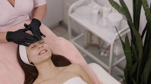 Técnicas Cosmetólogas Terapia Piel Aplicación Suave Cosmetólogo Aplica Crema Facial — Vídeos de Stock
