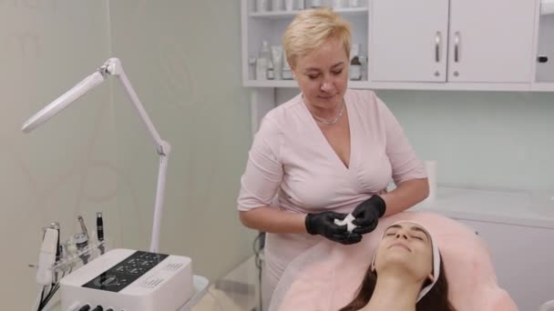 Pielęgnacja Twarzy Usługi Kosmetyczne Rozpieszczanie Klientów Ekspert Dziedzinie Skóry Oczyszcza — Wideo stockowe