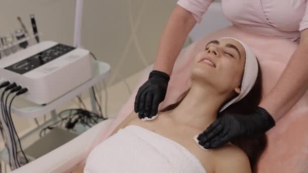 Skönhetsbehandlingar Närande Terapi Fuktspärr Skönhetstekniker Återställer Fukt Till Ansiktet Genom — Stockvideo