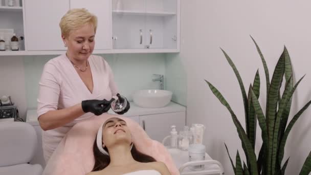 Cosmetologische Praktijken Huidverzorgingsproces Huidverzorging Voordat Tillen Proces Cosmetoloog Brengt Geleidende — Stockvideo