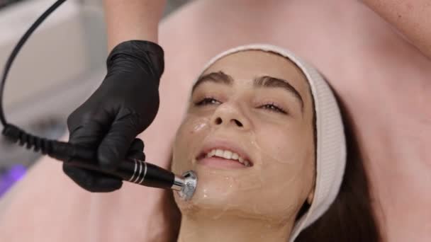 Lifting Facial Quirúrgico Tecnología Atención Pretratamiento Belleza Terapeuta Lleva Cabo — Vídeos de Stock