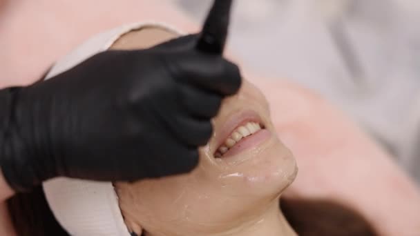 美容サービス 治療頻度 美容トレンド 美容コンサルタントは 患者に無線周波数持ち上げとして知られるRf持ち上がる治療を行います — ストック動画