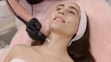 Tedavi sıklığı, bakım seansları, güzellik hizmetleri. Estetik danışman yöneticileri hastalara radyo frekans kaldırma olarak da adlandırılan RF kaldırma tedavisi uyguluyorlar..