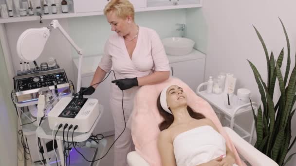 Huidcontouren Duur Van Behandeling Schoonheidstechnieken Cosmetoloog Toedient Tillen Behandeling Radiofrequentie — Stockvideo