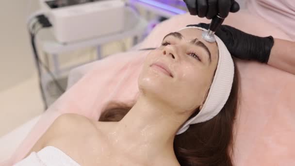 美学指导 射频训练 专家建议 美容师对病人进行射频提升治疗 也称为射频提升 — 图库视频影像