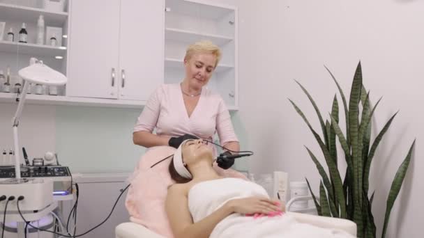 Radiofrequentie Apparaten Behandeling Instellingen Cosmetoloog Tips Schoonheidsspecialiste Voert Patiënten Tillen — Stockvideo
