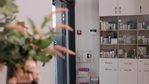 Ästhetische Dienstleistungen Hautbehandlungen Kosmetische Eingriffe Behandelnde Dame Betritt Einrichtung Für — Stockvideo