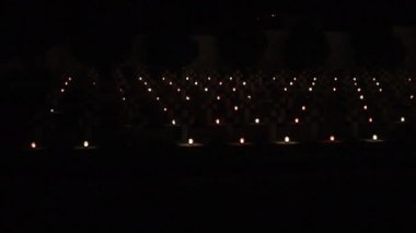 Gece mezarlığı, yanan mezarlar, hayaletli lambalar. Geceleri mezarlık, bir sürü lambayla dolu, ateşin şiddetle yandığı bir yer..