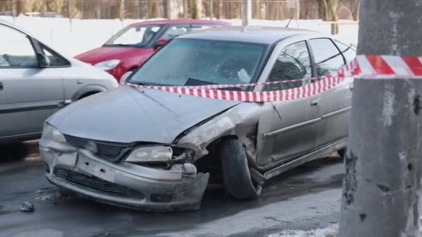 Uszkodzony Samochód Bariera Taśmie Rozbity Samochód Samochód Rozbitym Przednim Końcem — Wideo stockowe