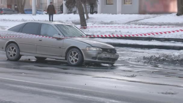 Beschadigde Auto Tape Barrière Gecrashte Auto Beschadigd Voertuig Frontend Vernield — Stockvideo