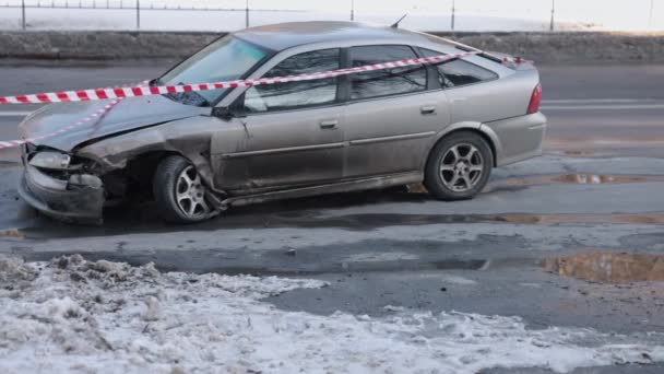 交通事故 危险事故 车祸后前头被毁的车四周都是警戒线 — 图库视频影像