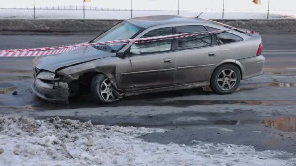 汽车残骸 碰撞碎片 撞车后前端严重受损 用警戒带固定 — 图库视频影像