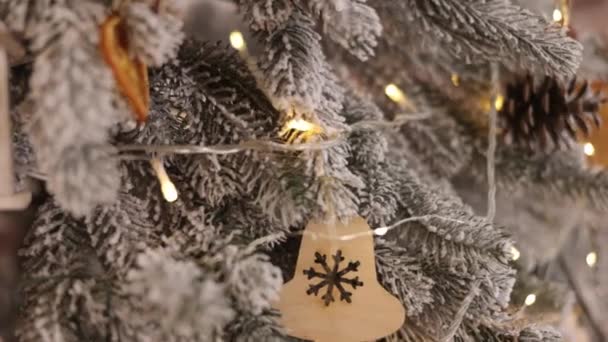クリスマスのおもちゃ クローズアップ 新年の休日 鮮やかな背景を持つ装飾的なクリスマスツリー クリスマスツリー上のボールの表示を閉じる バックグラウンドのボケガーランド 新年のコンセプト — ストック動画
