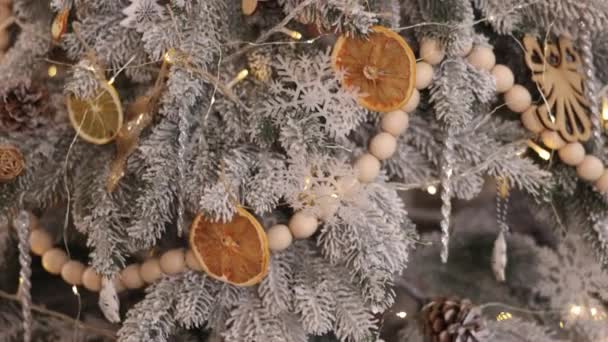 クリスマスライト 美しく装飾され 輝いています バックグラウンドに装飾が施されたクリスマスツリー ツリー上のボールのクローズアップ バックグラウンドのボケガーランド 新年のコンセプト — ストック動画