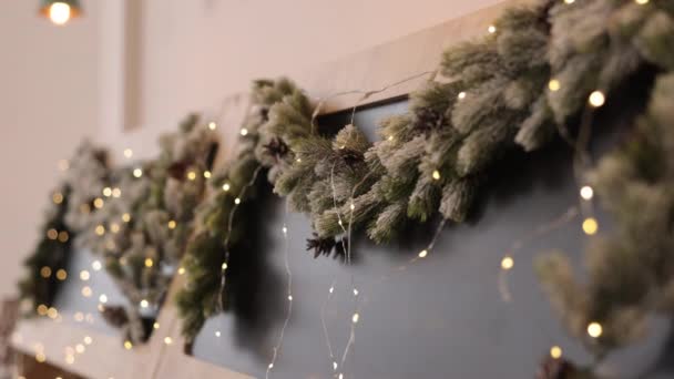 Kerstverlichting Boomtakken Feestelijk Decor Bord Versierd Met Kerstboom Takken Verlichting — Stockvideo