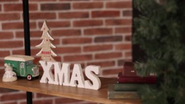 Xmas süslemeleri, yeni yıl süsleri, raf dekorları. Noel ve Yeni Yıl için dekorasyonlar raf geliştirmeleri.