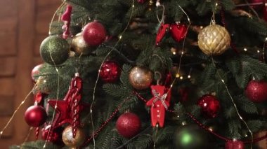 Noel dekoru, yeni yıl konsepti, parlak ışıklar. Arka planda bulanık bir Noel ağacı, bir Noel ağacının toplarına yakın çekim, arka planda bokeh çelenkler, yeni yıl