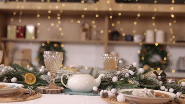 休日の設定 新年のテーブル クリスマスの休日 リビングルーム リビングルームのクリスマスの装飾と美しいテーブルセット 新年のデッキテーブルのぼやけた背景 — ストック動画