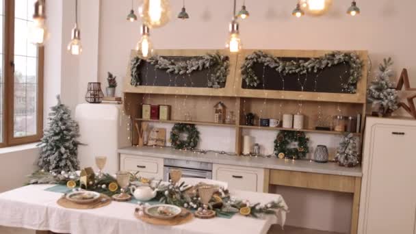テーブル テーブルの設定 休日の設定 リビングルームのクリスマスの装飾が付いている優雅で魅力的なテーブルの設定 新しい年のデッキのテーブルのためのぼやけたボケの背景 — ストック動画