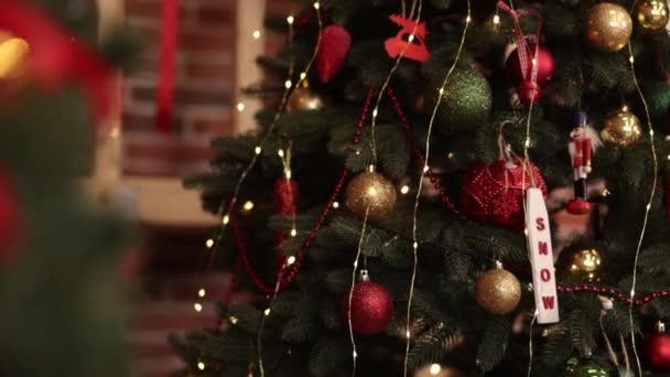 Mesterséges Karácsonyfa Díszített Karácsonyfa Ragyogó Koszorú Intenzíven Díszített Karácsonyfa Keretezett — Stock videók