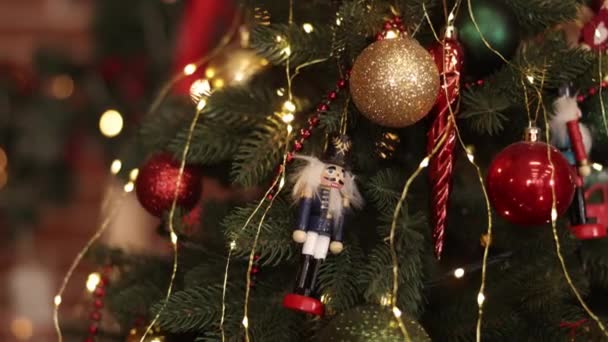 Julleksaker Närbild Nyårshelg Vackert Dekorerad Julgran Suddig Bakgrund Närbild Bollar — Stockvideo
