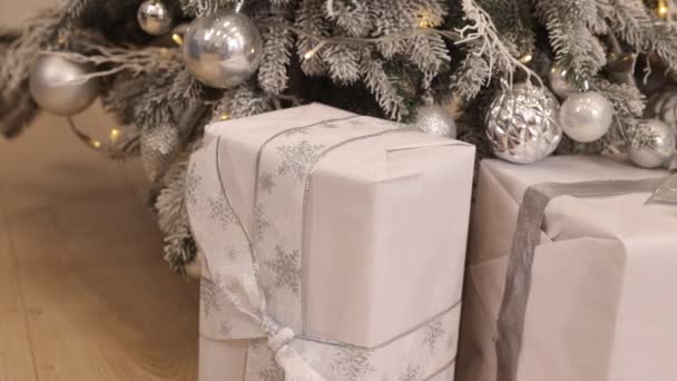 Neujahrsgeschenk Geschenkbox Weihnachtsbaum Viele Geschenkboxen Mit Bändern Und Dekorationen Gebunden — Stockvideo
