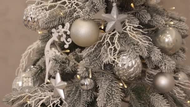 Árvore Natal Artificial Luzes Natal Lindamente Decorado Árvore Natal Festivamente — Vídeo de Stock