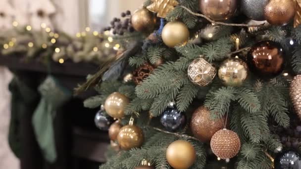新年のコンセプト 装飾されたお祝い クリスマスの装飾 バックグラウンドのクリスマスツリー クリスマスツリー上のボールのクローズアップ バックグラウンドのボケガーランド 新年のコンセプト クローズアップ — ストック動画