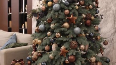 Süslü ağaç, yeni yıl, mutlu noeller. İç dekorasyon Noel ağacı, ışıkla süslenmiş süsler, sihirli parıldayan ağaç, hediyeler, balolar, çelenkler ve yeni yıl konsepti..