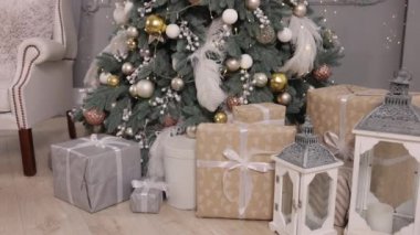 Hediye kutusu, Noel ağacı, Noel kutlaması. Birçok Noel hediyesi kutusu kurdele ve süslemelerle birbirine bağlanır, Noel arkaplanı görülür, güzel Noel hediye kutuları