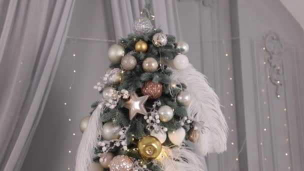 クリスマスツリー ガーランド 新年のコンセプト 鮮やかな背景に装飾された装飾とクリスマスツリー 木の上のボールのクローズアップ バックグラウンドのボケガーランド クローズアップ — ストック動画
